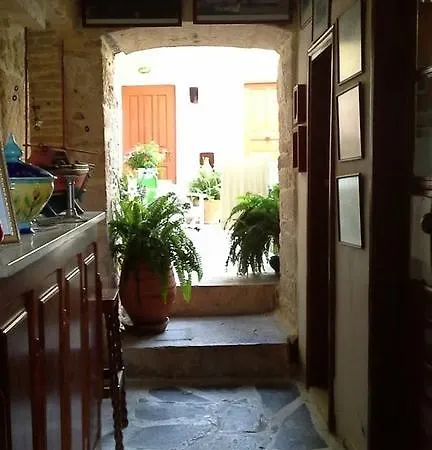Aeginitiko Archontiko * Aegina
